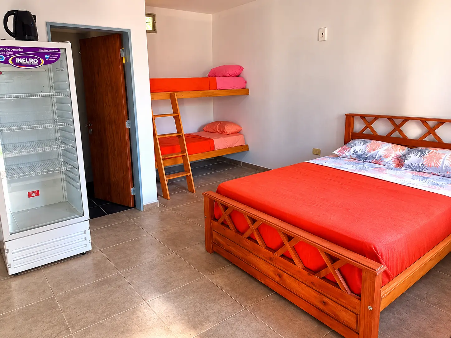Habitación con cama de madera y cucheta
