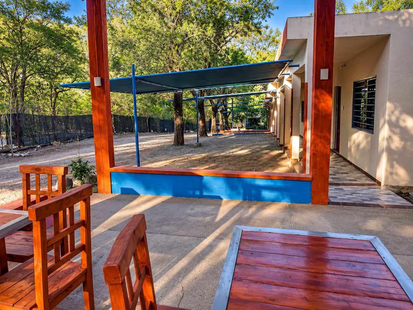 Vista del patio desde la galería con mesas de madera